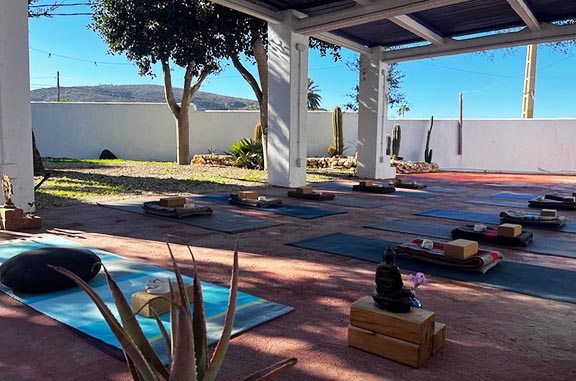 Detalle de pérgola exterior para práctica de Yoga