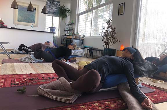 El grupo practicando Yoga
