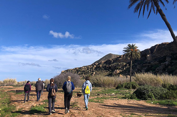 ruta de senderismo por costa acantilada en Cabo de Gata
