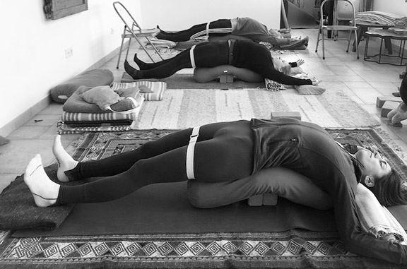 Taller de yoga restaurativo